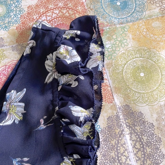 Belle Vere Sleeveless Floral Tank - Picture 2 of 6